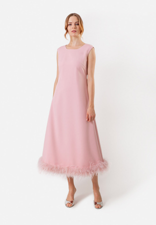 Różowa sukienka z piórami