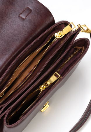 Brązowa torebka ze złotym wykończeniem