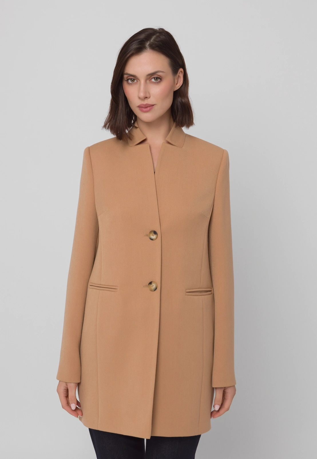 Krótki camelowy płaszcz z wiskozą