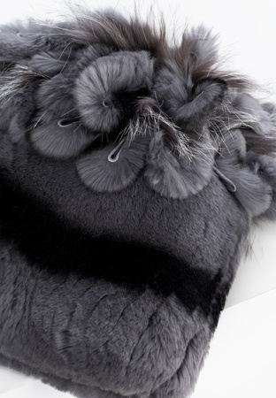 Szara futrzana czapka z piórkami