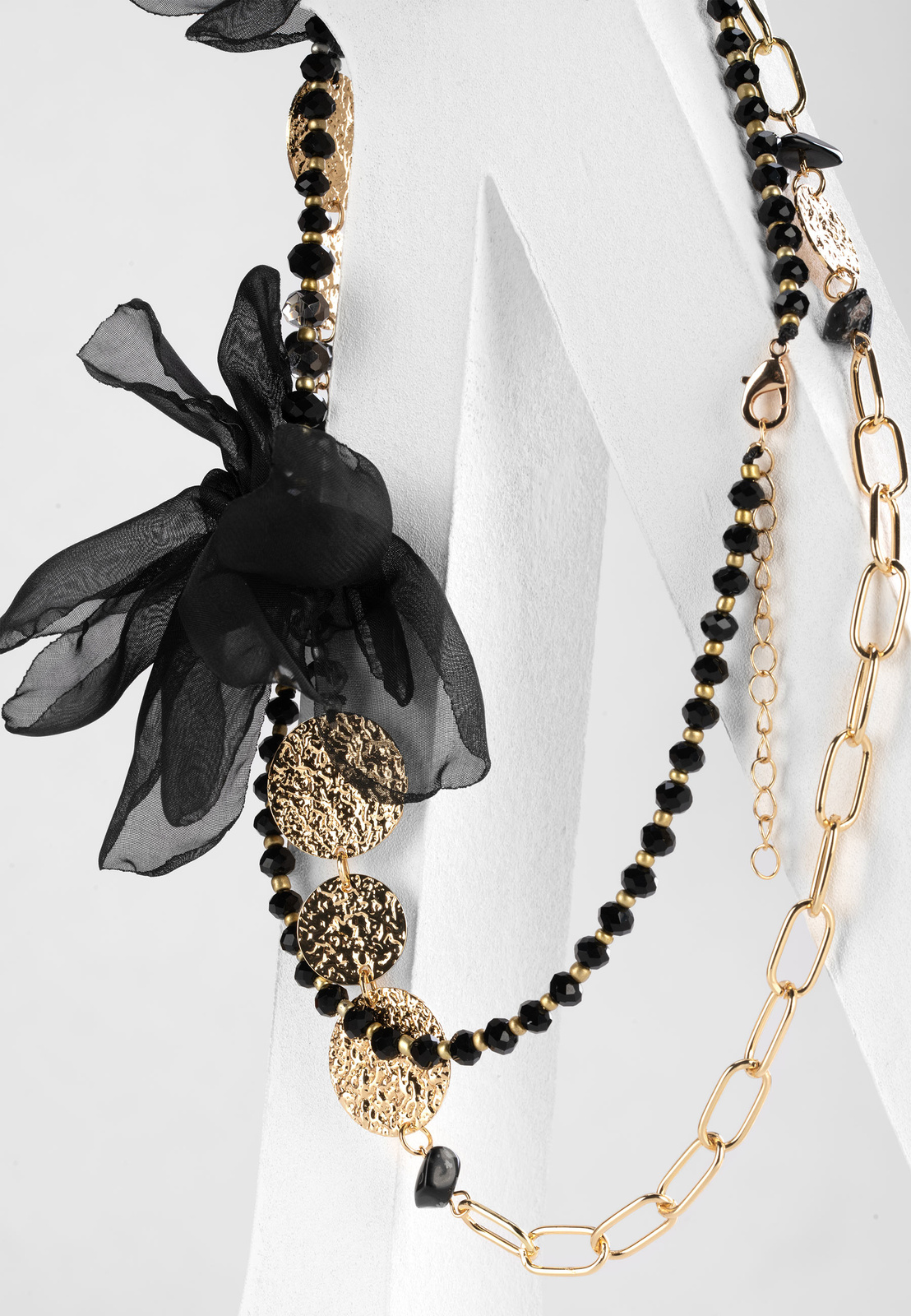 Długi naszyjnik z tiulowymi czarnymi kwiatami