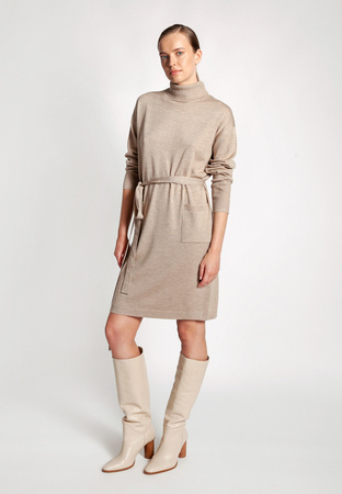 Beżowa dzianinowa sukienka z paskiem