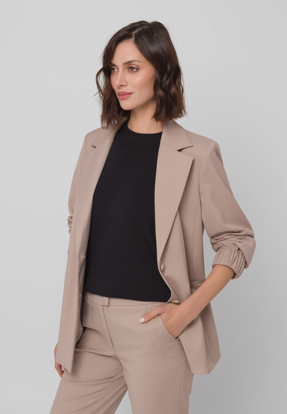 Beżowy żakiet ze ściągaczami