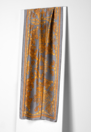 Szary szal w złote herby