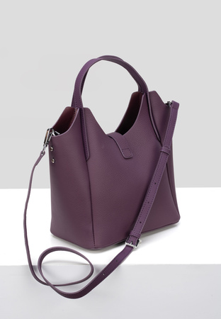 Torebka w kolorze śliwkowym z ozdobnym zapięciem