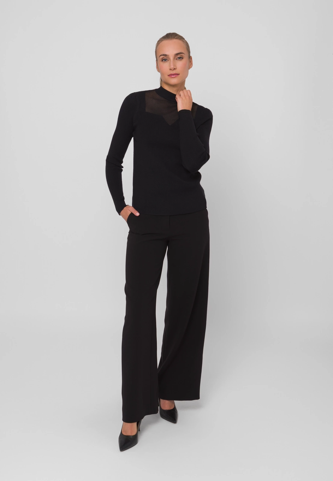 Czarny dzianinowy półgolf z ażurowym dekoltem