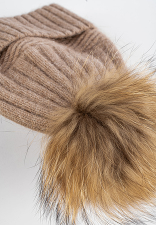 Brązowa czapka z naturalnym pomponem