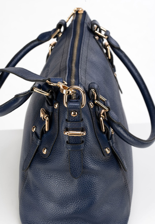 Granatowa skórzana torebka z ozdobnym zapięciem