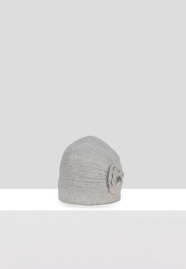 Szara czapka z ozdobnym kwiatem