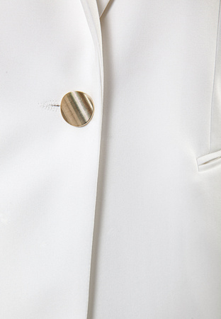 Biały żakiet ze złotym guzikiem