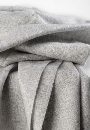 Szary wełniany szal