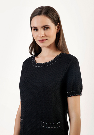 Czarna sukienka z fakturą plecionki