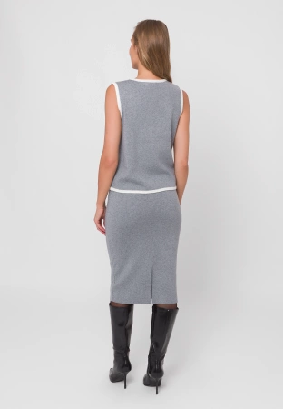 Szara dzianinowa kamizelka z białym obszyciem