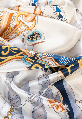 Jedwabna apaszka w oryginalny wzór