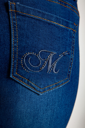 Granatowe jeansy slim z przetarciami