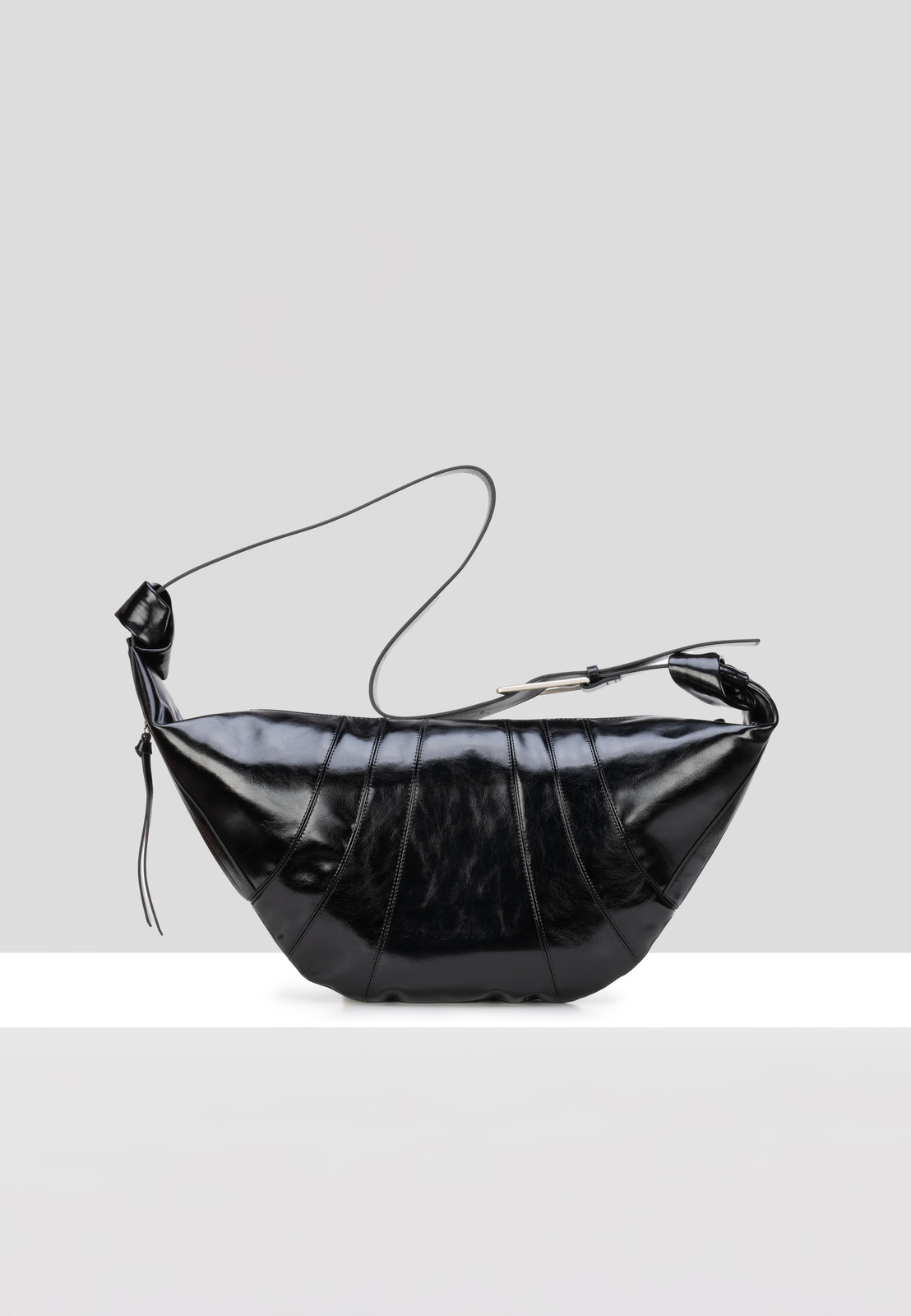 Czarna torebka nerka z miękkiej skóry