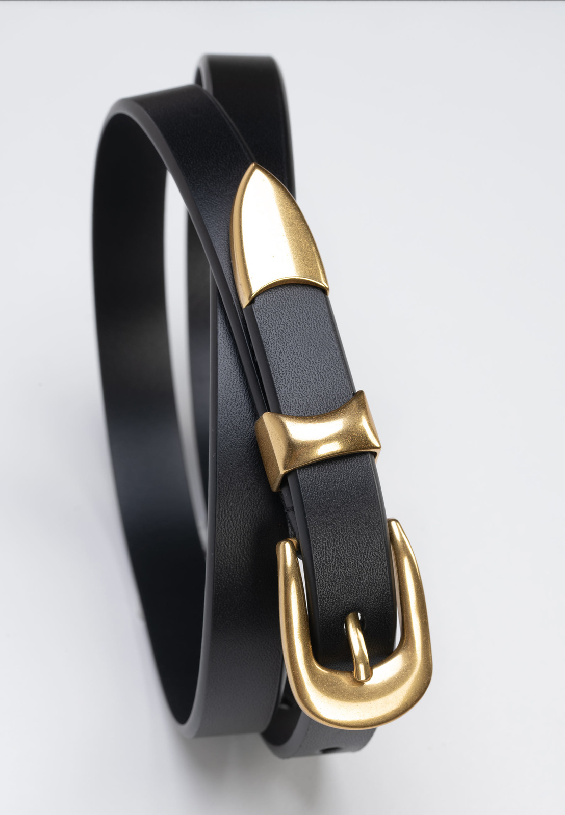 Skórzany pasek w kolorze czarnym ze złotym wykończeniem