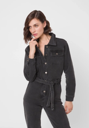 Jeansowy kombinezon wiązany w pasie