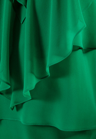 Zielona zwiewna sukienka z falbanami