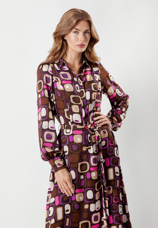 Długa sukienka w stylu koszulowym