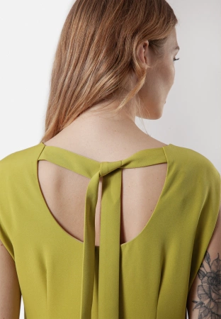 Zielona sukienka z piórami