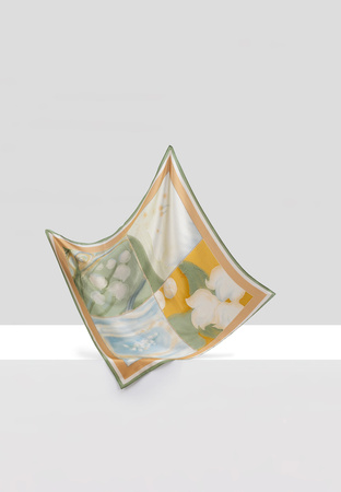 Jedwabna apaszka w kwiaty