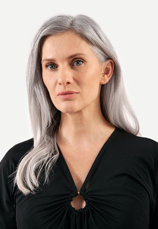 Długa luźna sukienka z ozdobnym kółkiem