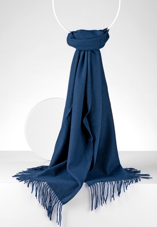 Granatowy szal z frędzlami z dodatkiem wiskozy
