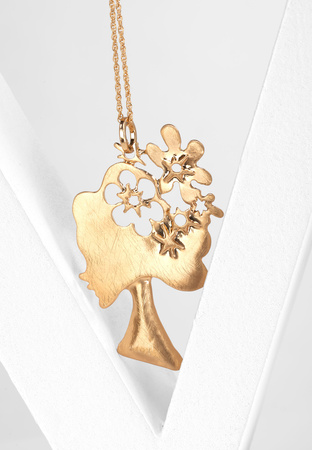 Długi naszyjnik z zawieszką przedstawiającą kobietę