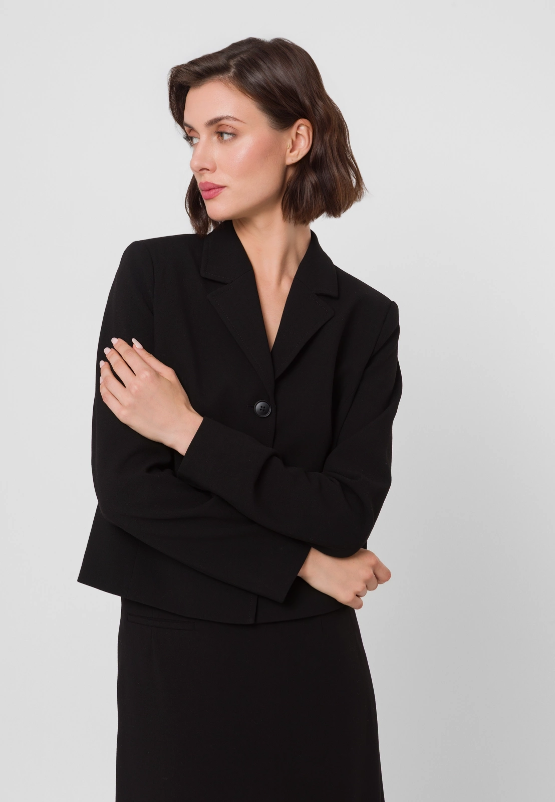 Krótki czarny żakiet z klasycznym kołnierzem