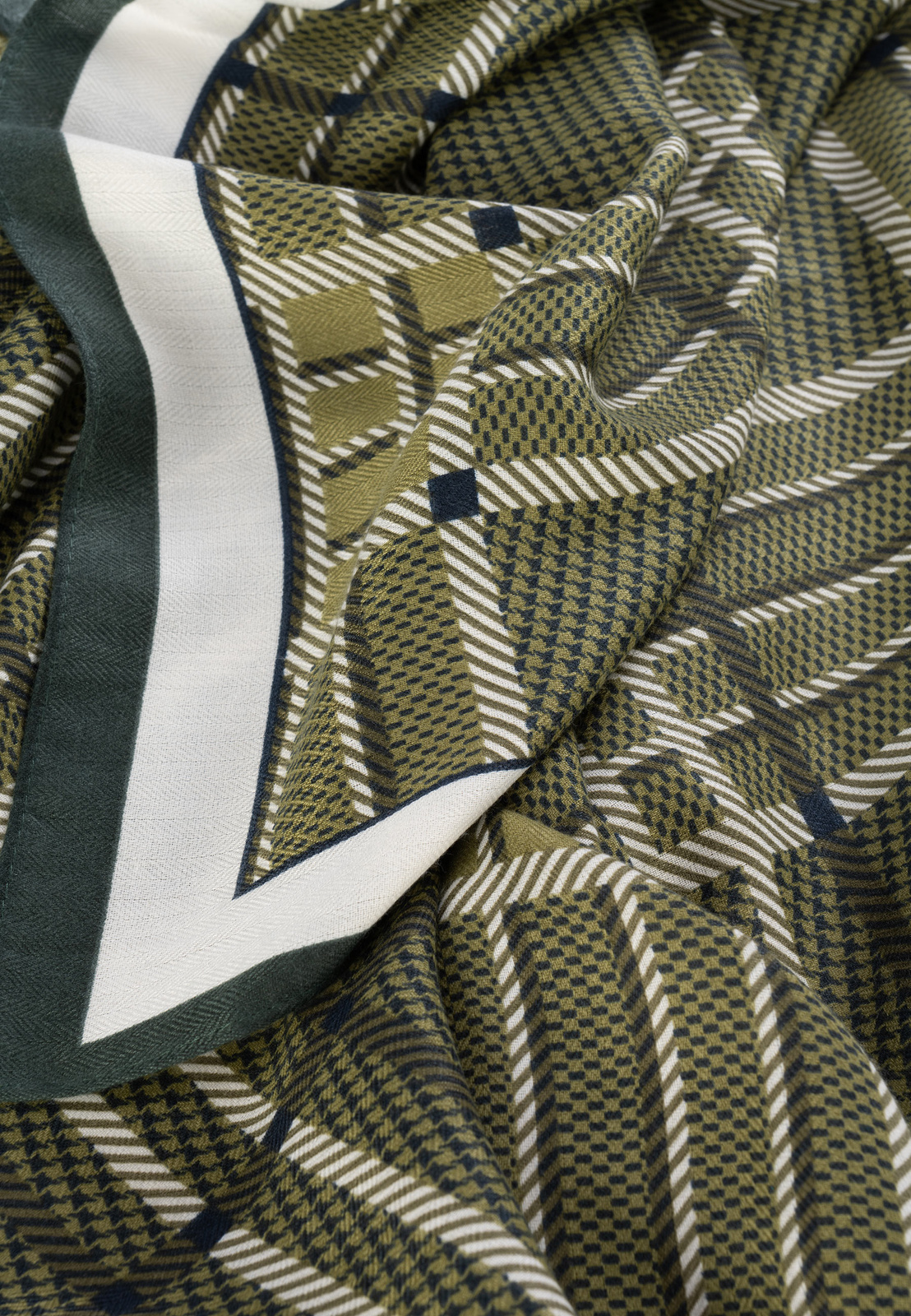 Wiskozowa apaszka w oliwkową kratę