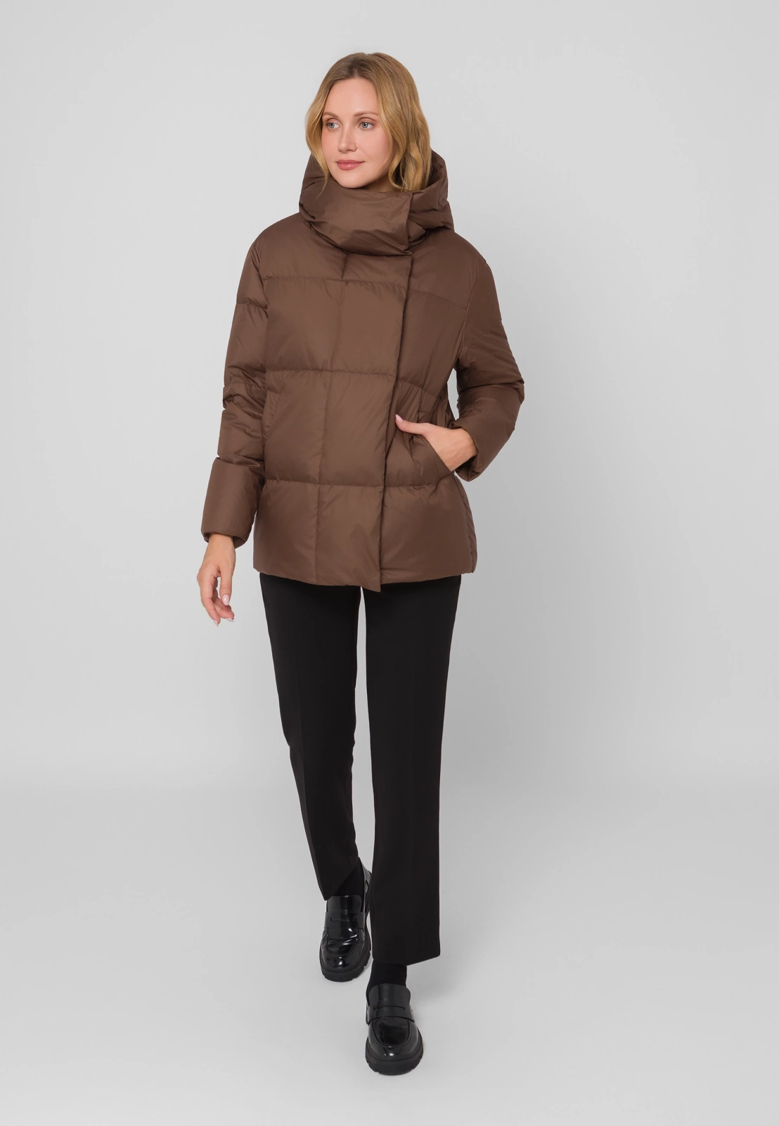 Brązowa pikowana kurtka z kapturem
