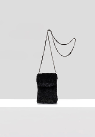 Czarna torebka etui z naturalnego futra