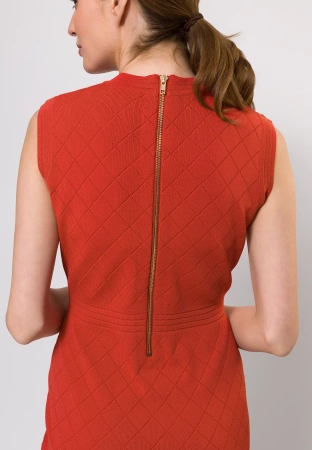 Ceglana sukienka ze złotymi guzikami i tłoczeniem w romby