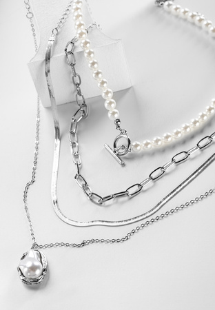 Komplet naszyjników w kolorze perłowym i srebrnym