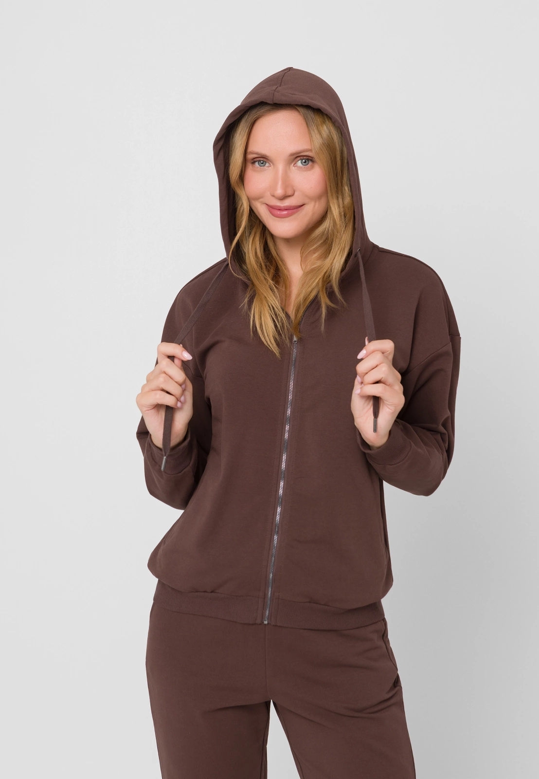 Brązowa bluza na suwak z kapturem