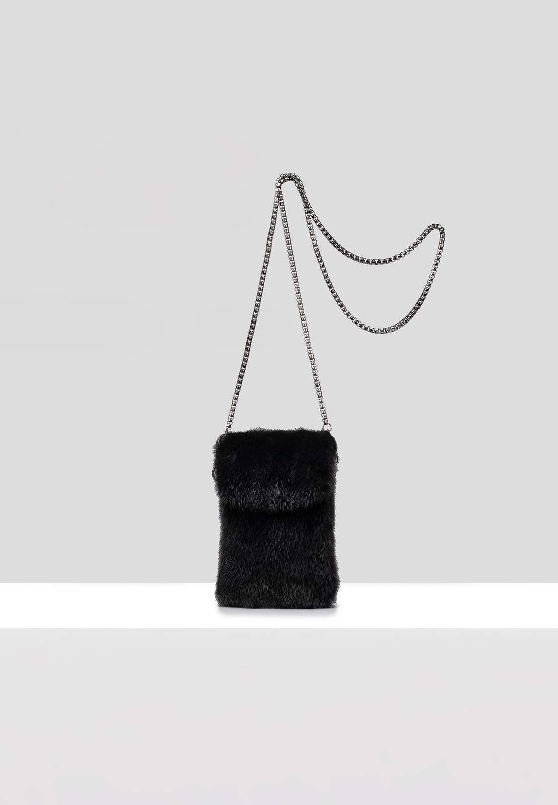 Czarna torebka etui z naturalnego futra