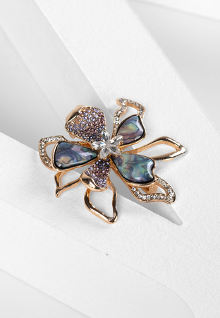 Broszka w kształcie kwiatka z kolorowymi kamieniami