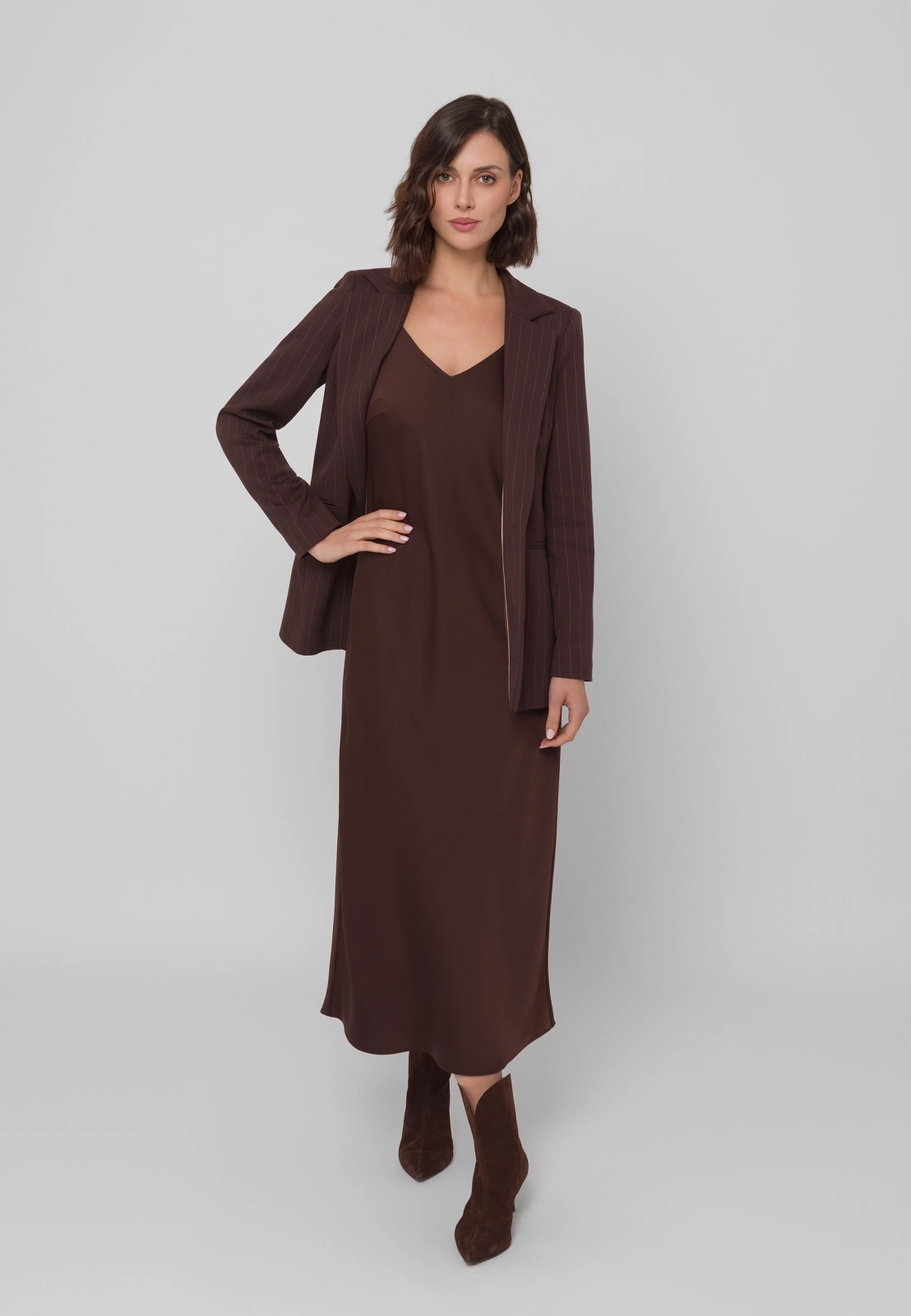 Brązowa sukienka na cienkich ramiączkach