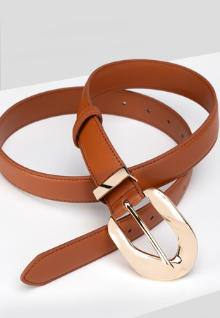 Camelowy skórzany pasek ze złotą klamrą