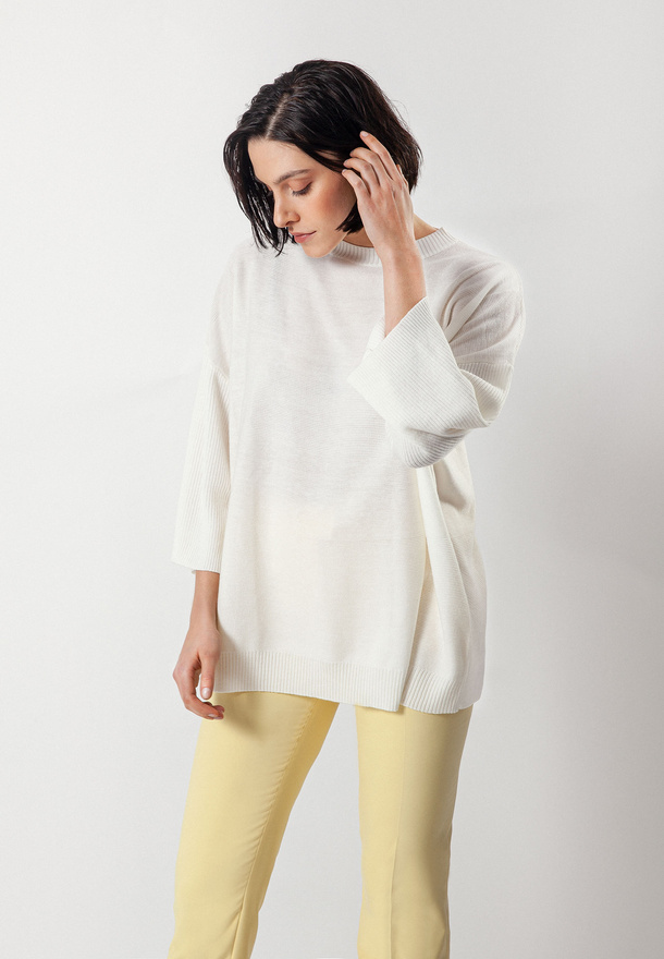 Biały dzianinowy sweter oversize