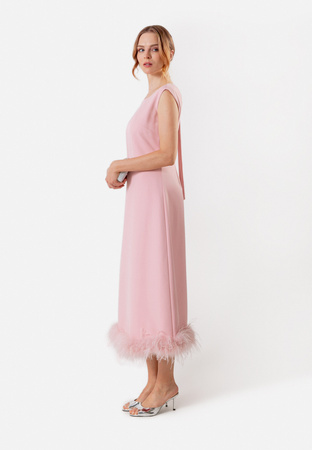 Różowa sukienka z piórami