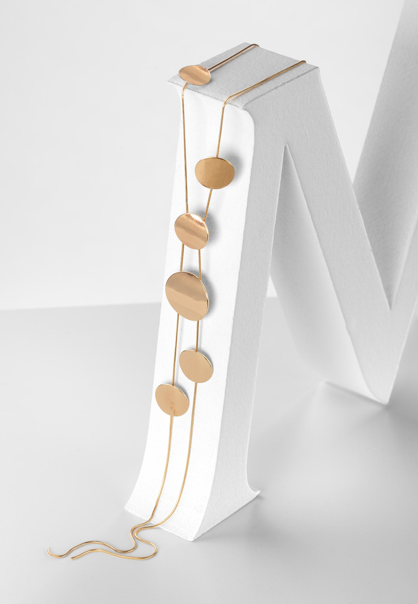 Naszyjnik w kolorze złotym z okrągłymi blaszkami