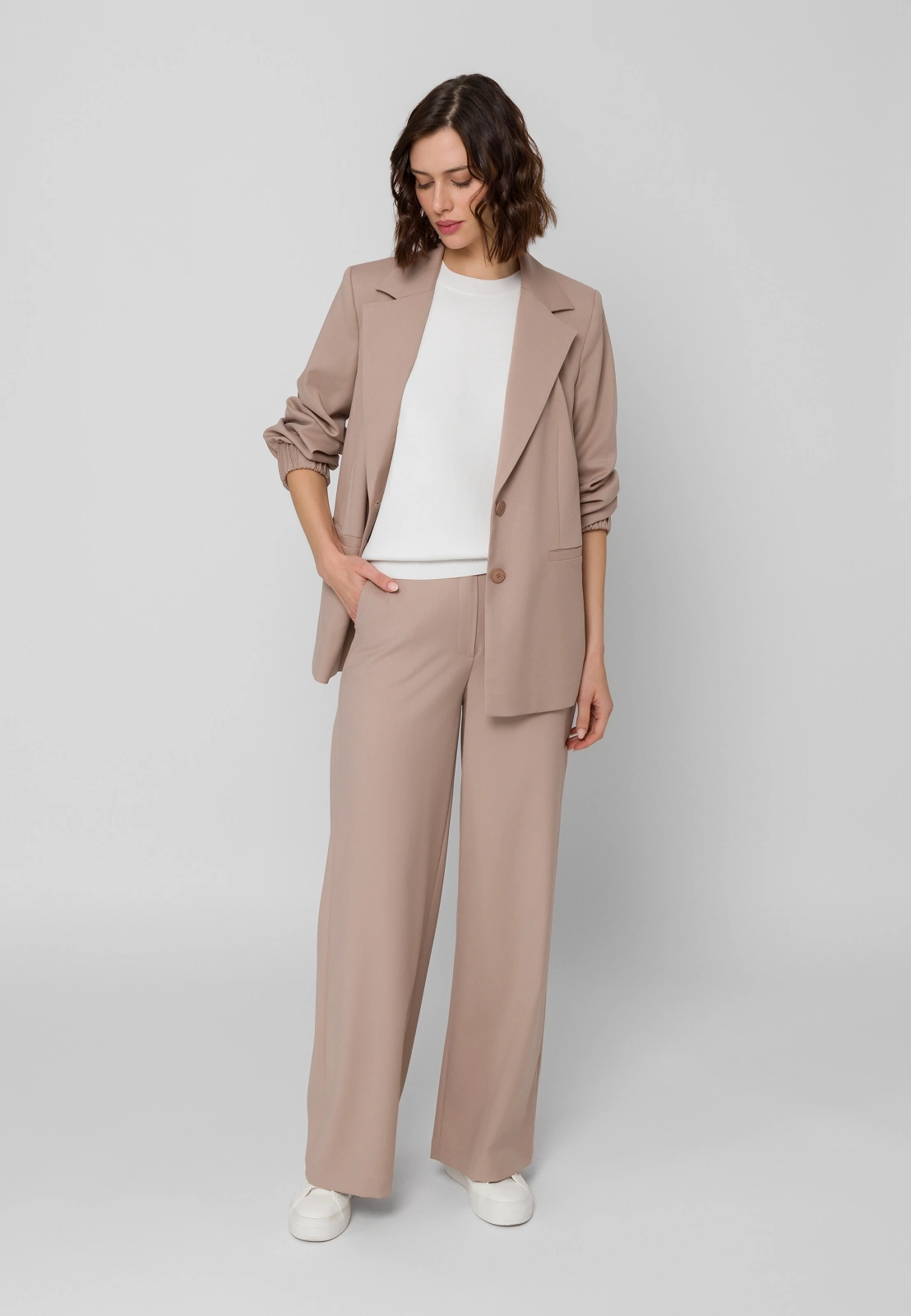 Beżowe spodnie z szeroką nogawką