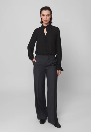 Czarna koszula z wycięciem przy dekolcie