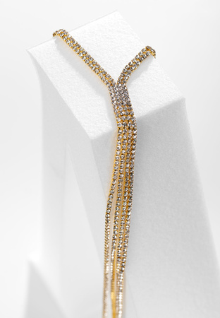 Długi naszyjnik zdobiony cyrkoniami w złotym kolorze