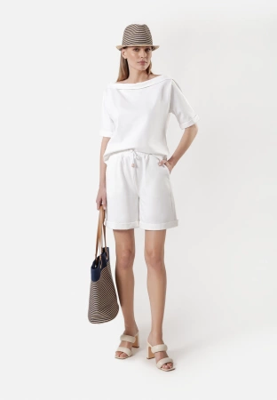 Białe dzianinowe szorty