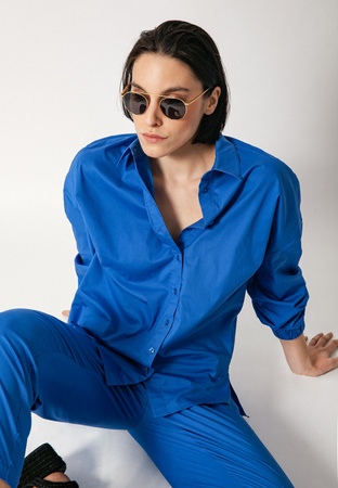 Niebieska popelinowa koszula z marszczeniem na plecach