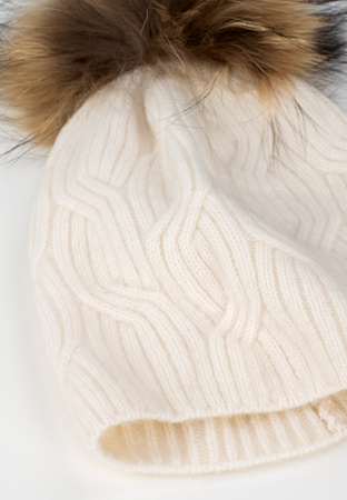 Ecru wełniana czapka z pomponem z naturalnego futra