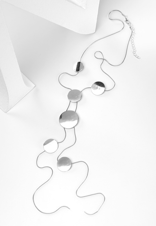 Naszyjnik w kolorze srebrnym z okrągłymi blaszkami